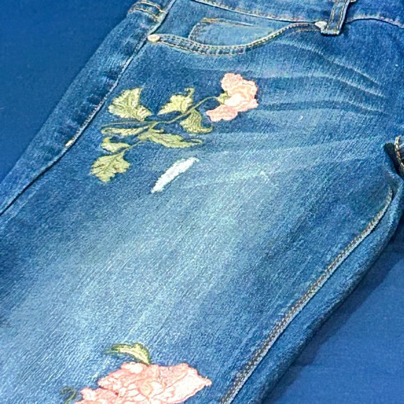 Code Bleu Gracie Bestie Jeans w/Flowers, size 6 - Picture 6 of 10